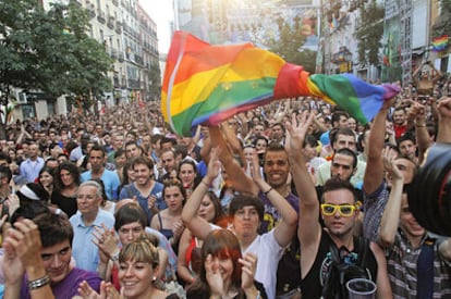 La plaza de Chueca, ayer, abarrotada durante el pregón que abrió la agenda de actividades de la semana del Orgullo Gay.