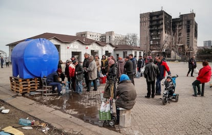 Una veintena de residentes esperan para conseguir agua en la ciudad portuaria de Mariupol, en el sudeste de Ucrania, bajo asedio ruso desde hace más de un mes. Austria ha asegurado que su canciller, Karl Nehammer, ha mantenido una charla “muy directa, abierta y dura” con el presidente de Rusia, Vladímir Putin, en el que ha sido el primer encuentro del mandatario ruso con un dirigente europeo desde que comenzó la guerra.