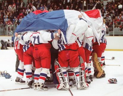 El equipo checo de hockey sobre hielo celebra su medalla de oro tras vencer a Rusia por 1-0 en Nagano 98.