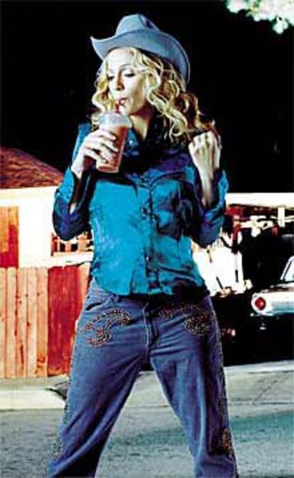Madonna, fotografiada por Mondino para la promoción de Music.