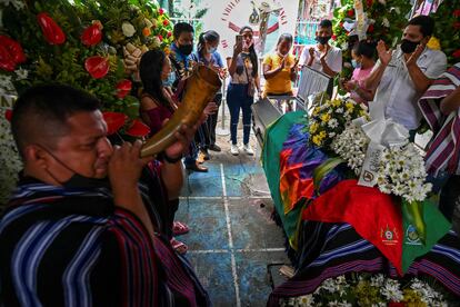 El funeral de Sebastian Jacanamijoy, líder indígena asesinado el viernes durante las protestas en Cali