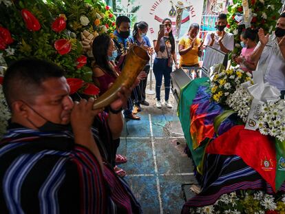 El funeral de Sebastian Jacanamijoy, líder indígena asesinado el viernes durante las protestas en Cali