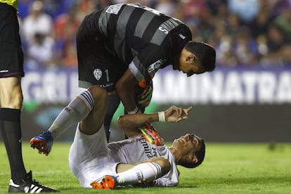 Di Maria reclama una falta a Keylor Navas