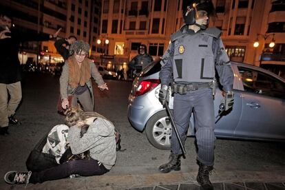 Un antidisturbio en la calle en el entorno del Instituto Llu&iacute;s Vives de Valencia.