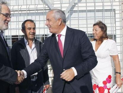 Pachi Vazquez junto a los líderes de CCOO y UGT en Galicia ayer en la sede del PSdeG en Santiago.