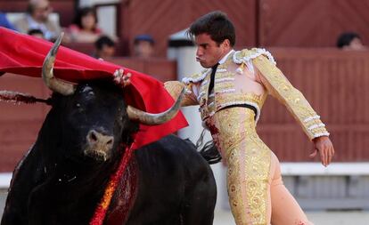 Rubén Pinar da un pase en la Feria de San Isidro de Madrid.