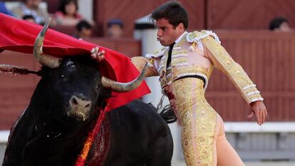 Rubén Pinar da un pase en la Feria de San Isidro de Madrid.