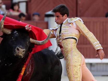 Rubén Pinar da un pase en la Feria de San Isidro de Madrid.