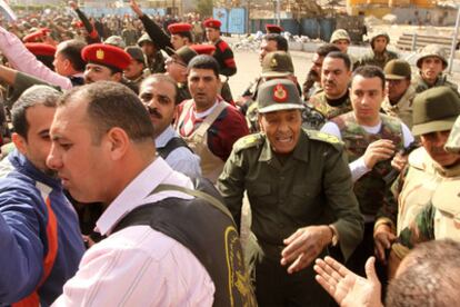El mariscal Tantaui, durante su visita a la plaza de la Liberación siete días antes de la caída de Mubarak.