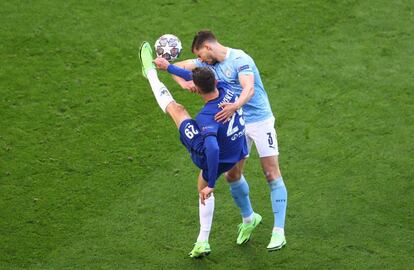 El jugador del Manchester City, Ruben Dias, disputa el balón con Kai Havertz, del Chelsea.