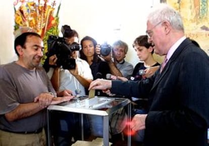 El ex primer ministro socialista, Lionel Jospin, vota en una cirscunscripción del suroeste de Francia.