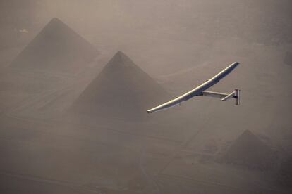 O avião Solar Impulse II, pilotado pelo suíço André Borschberg, sobrevoa as pirâmides de Gizé, em 13 de julho de 2016, antes de aterrissar no Cairo (Egito).