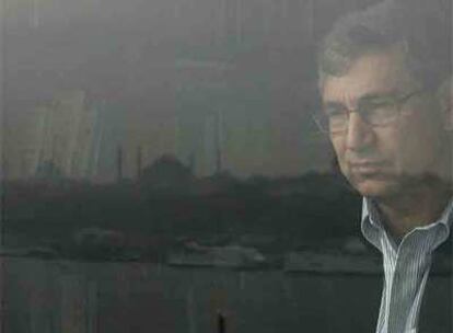 El premio Nobel turco Orhan Pamuk mira hacia el Bósforo desde el ventanal de su casa de Estambul.
