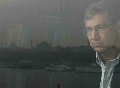 El premio Nobel turco Orhan Pamuk mira hacia el Bósforo desde el ventanal de su casa de Estambul.