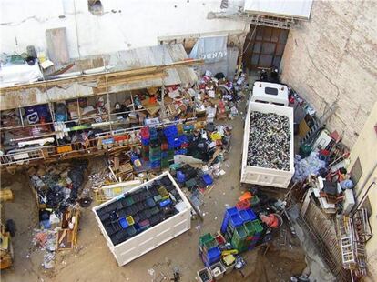 El solar de la calle Santiago, número 5, en una foto tomada por los vecinos en 2009, cuando denunciaron actividades de reciclaje clandestino.