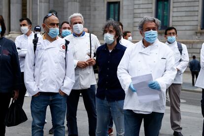 Minuto de silencio en recuerdo a las víctimas del Covid-19 durante la congregación de chefs y empresarios hosteleros frente a las puertas del Congreso de los Diputados para reivindicar la importancia del sector de la hostelería en la economía española, este martes en Madrid.
