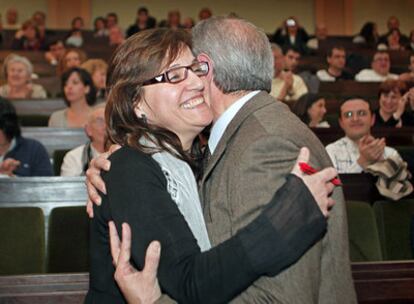 María Antonia García Benau, abrazada con Esteban Morcillo, ayer tras saber que se disputarán el rectorado de la Universitat.