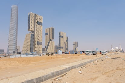 Rascacielos en construcción en la nueva capital administrativa. Un consorcio de cinco empresas egipcias y financiada parcialmente con capital extranjero (en buena medida chino) ha diseñado la ciudad, que empezó a construirse en 2017.