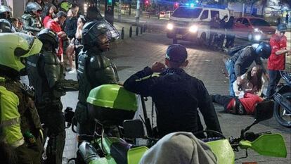 Las fuerzas de seguridad acuden al lugar donde se suscitó la pelea entre barras, en Medellín, este sábado.