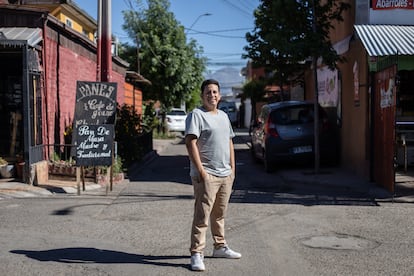 Matías Toledo, alcalde electo de Puente Alto, en una de las calles de la comuna en Santiago, el pasado lunes.