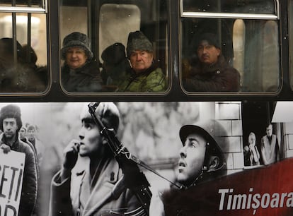 Tranvía con carteles que recuerdan el levantamiento anticomunista en la ciudad de Timisoara.