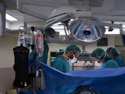 Operació en un quiròfan de l'Hospital Clínic de Barcelona.