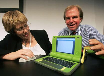 Es la  promotora junto a Nicholas Negroponte del ordenador portátil OLPC para niños del tercer mundo.