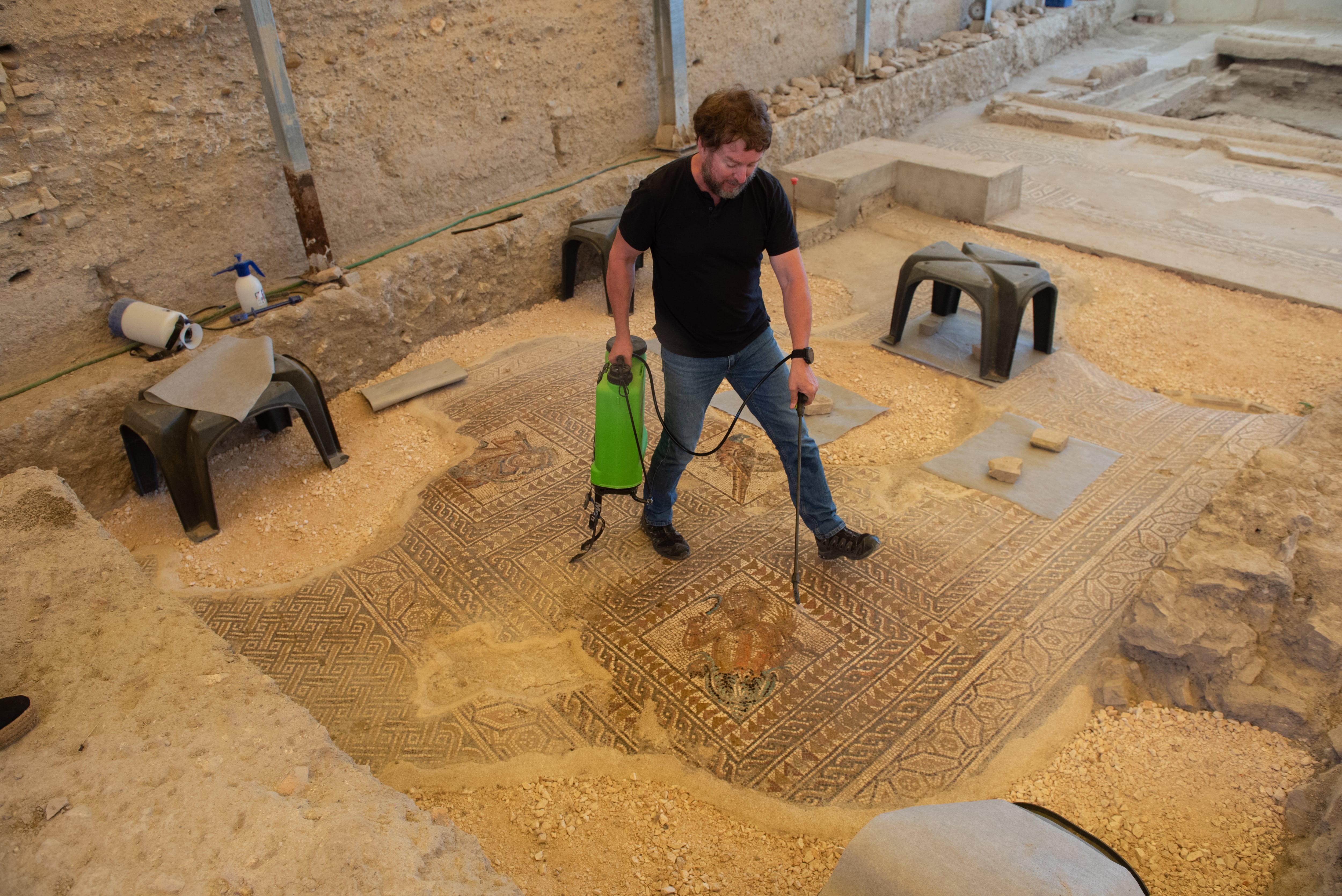 Mosaico romano en el yacimiento arqueológico de Écija. En la imagen, el arqueólogo Sergio García-Dils.