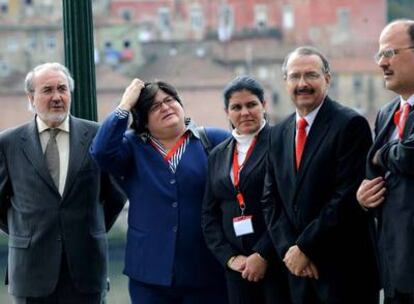 Solbes (a la izquierda), junto a otros asistentes a la cumbre iberoamericana ayer en Oporto (Portugal).