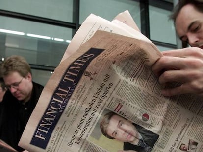 Un hombre lee el periódico Financial Times en Berlín.