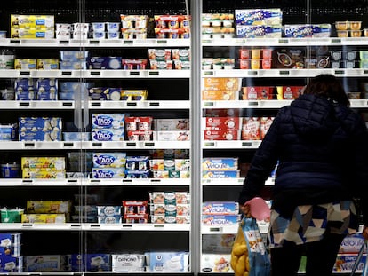 Una mujer hace la compra en un supermercado de La Verrie, Francia, el pasado diciembre.