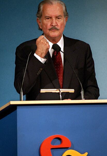 Carlos Fuentes, en el teatro El Círculo de Rosario.