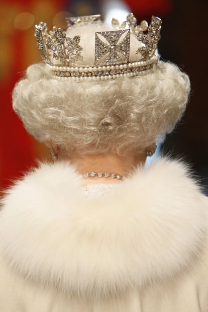 Isabel II cumple 60 años al frente del trono, uno de los reinados más longevos de la historia. Es monarca de dieciséis estados independientes, agrupados en los Reinos de la Mancomunidad de Naciones ('Commonwealth realm'). En la imagen, Isabel II llega a la ceremonia anual de apertura de las sesiones del Parlamento.