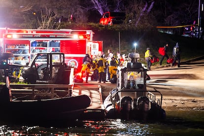 Personal de rescate trabaja en la búsqueda de supervivientes en el río Patapsco tras el desmoronamiento del puente de Baltimore, este martes. 