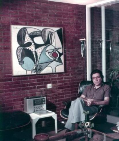 T&agrave;pies en el sal&oacute;n de su casa barcelonesa junto a la obra de Picasso &#039;Le cop saign&eacute;&#039;, de 1948.