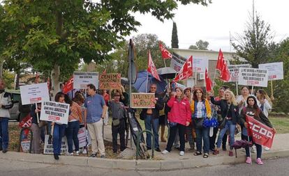 Trabajadores de la cafetería de la Moncloa se concentran frente al complejo presidencial. 