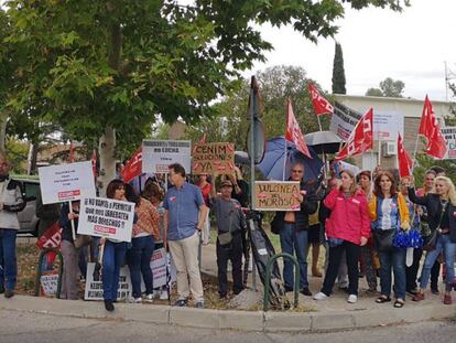 Trabajadores de la cafetería de la Moncloa se concentran frente al complejo presidencial. 