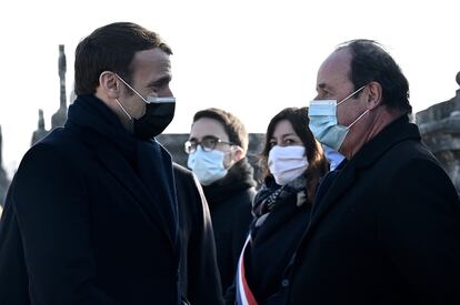 El presidente francés, Emmanuel Macron, saluda a su predecesor, François Hollande, durante la ceremonia por el 25 aniversario de la muerte de François Mitterrand