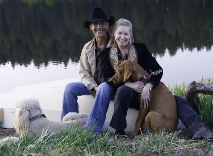 Una de las últimas imágenes del actor, en la que posa junto a su mujer, Lisa Niemi, y sus perros en su rancho de Nuevo México, el pasado 13 de mayo.