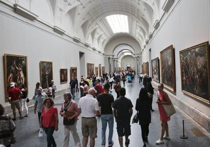 Visitantes en la galería principal del Museo del Prado.