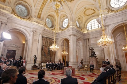 Vista panorámica del Salón de Columnas del Palacio Real en el momento de la intervención del presidente francés, Nicolás Sarkozy, en el acto en que se le ha impuesto el Toisón de Oro, por propiciar "de forma firme y eficaz" la colaboración entre Francia y España para combatir el terrorismo.