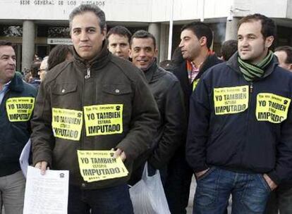 Los técnicos compañeros de los tres imputados han protestado a las puertas de los juzgados de Plaza Castilla de Madrid
