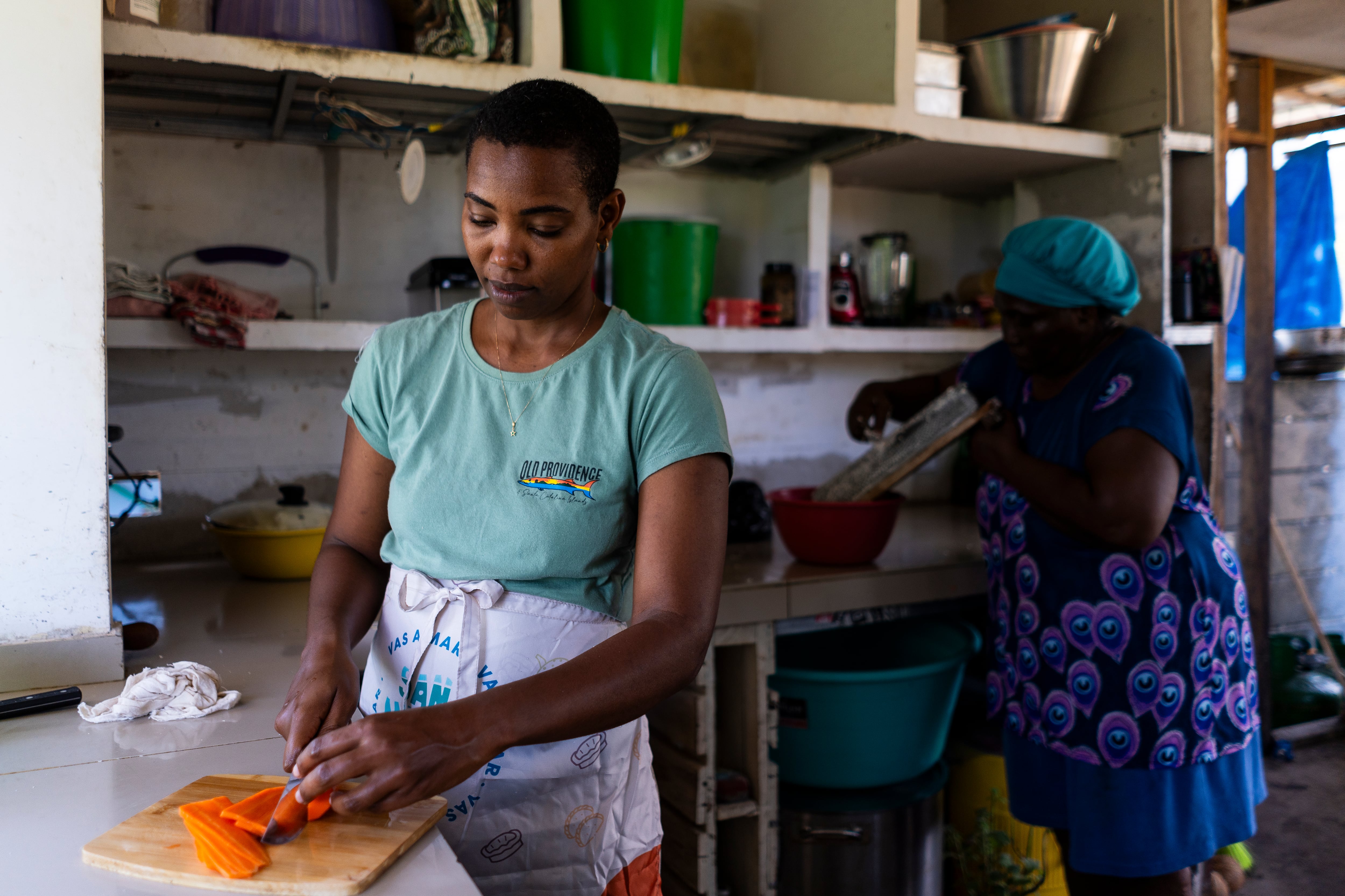Becky Hawkins prepara los ingredientes junto a su madre, Rosilia Henry Rapon, en Providencia.