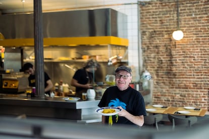 Rafael García Santos, organizador del Campeonato de España de Tortilla de Patatas, en el restaurante La Falda, en Madrid, ganador de la última edición del concurso de tortilla con relleno. 

