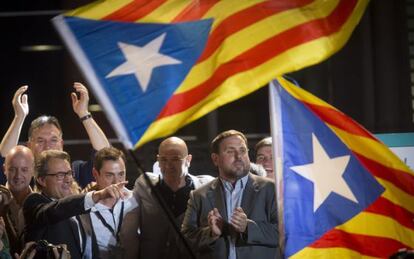 Junqueras (en el centro), el domingo, junto a Romeva y Mas.