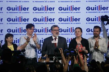 Alejandro Guillier comparece ante sus seguidores, tras saberse perdedor de las elecciones a la Presidencia de Chile.