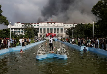 Un manifestante sostiene la bandera de Nepal delante del Palacio Singha Durbar, este martes. 