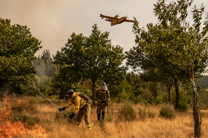 Del dispositivo “suficiente” al caos: Castilla y León y Galicia tuvieron efectivos parados mientras montes y pueblos ardían