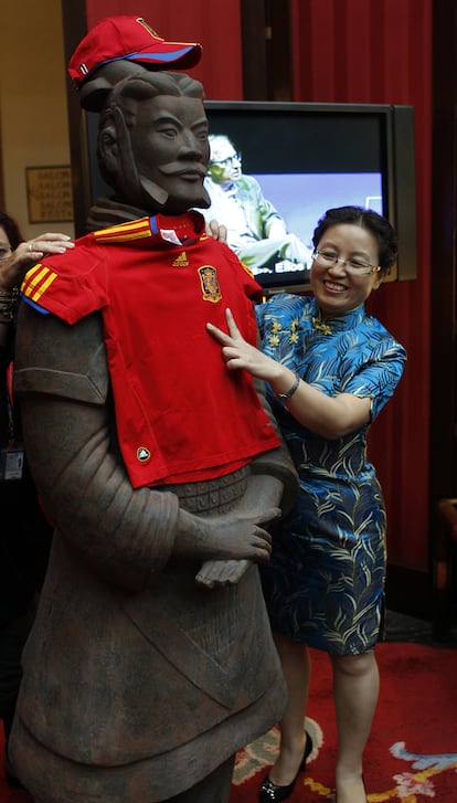 La directora del equipo arqueológico de los guerreros de Xian, Xu Weihong, sujeta la camiseta de la selección española en el Hotel Reconquista, antes de la foto de familia de los Premios Príncipes de Asturias