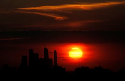 El sol se pone detrás del Centro Internacional de Negocios de Moscú, conocido como Moskva-City, Rusia.